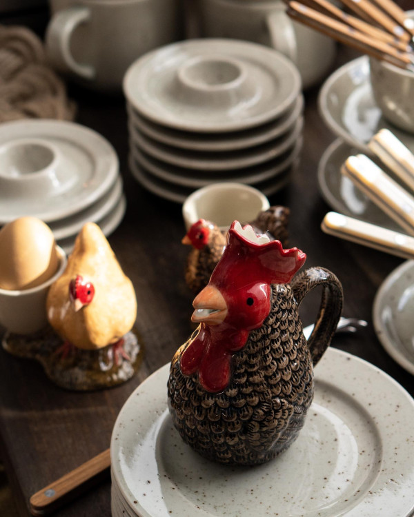 Vi bjöd över ett gäng riktigt tjusiga hönor och tuppar från @quail_ceramics inför påsk! Rätt ut på borden flög dom, väluppfostrade som bara den🐓
Butiken är ommålad och vi har laddat för lördagsöppet imorgon, välkomna in mellan kl 10-14!